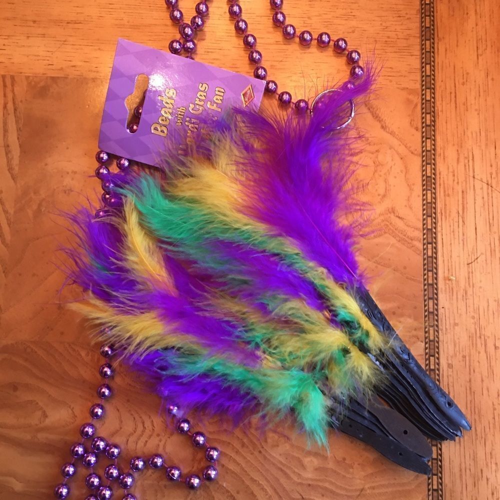 🎃 - 19 New Orleans Beads & Fan